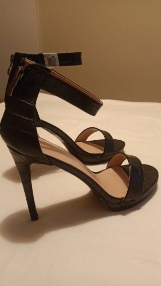 Sandalia tacón negro imitacion cocodrilo