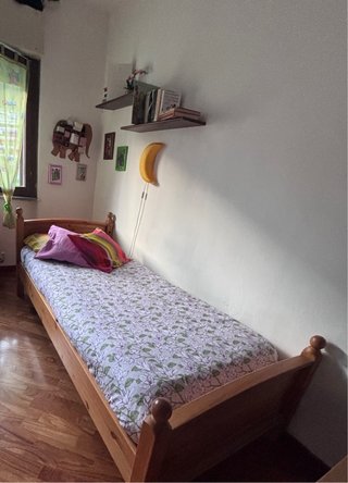 Letto singolo, una piazza. Letto e materasso.