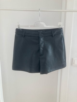 Stradivarius Shorts Negros Efecto Piel