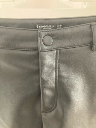 Stradivarius Shorts Negros Efecto Piel