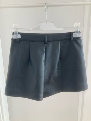 Stradivarius Shorts Negros Efecto Piel
