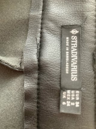 Stradivarius Shorts Negros Efecto Piel