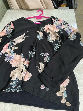 Blusa floral negra y rosa Talla L