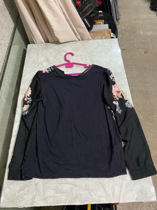 Blusa floral negra y rosa Talla L