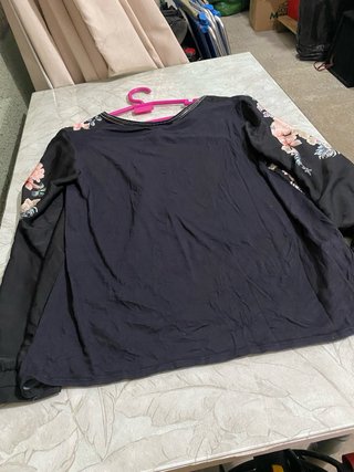 Blusa floral negra y rosa Talla L
