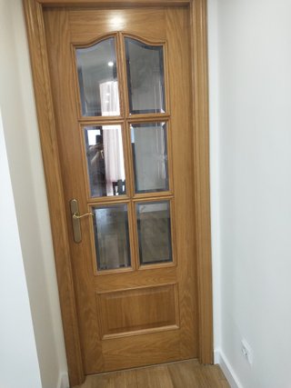 Puerta de madera con cristal