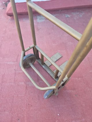 Carretilla de almacén metálica