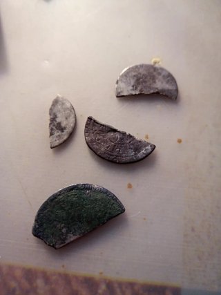 Monedas antiguas de plata partidas