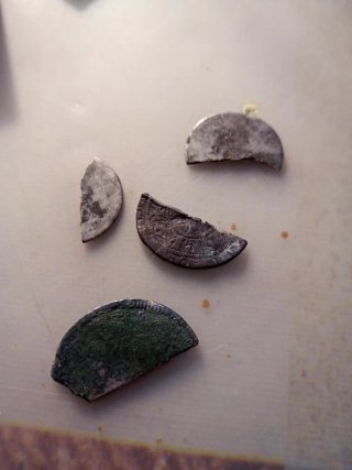 Monedas antiguas de plata partidas