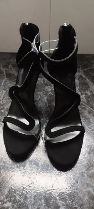 Bonitas sandalias de tacón negras con tiras.