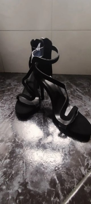 Bonitas sandalias de tacón negras con tiras.