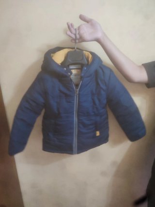 Plumífero niño azul con forro amarillo