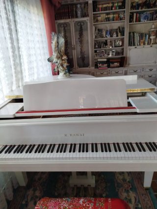 Piano de media cola Kawai blanco