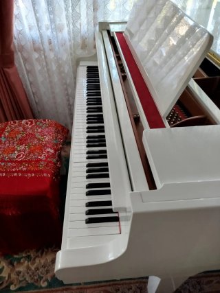 Piano de media cola Kawai blanco