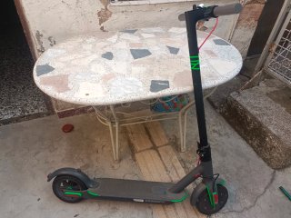 Patinete eléctrico gris