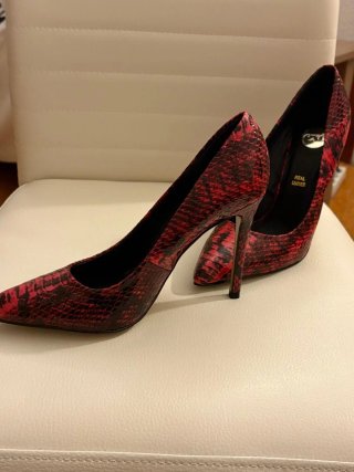 Zapatos de tacón serpiente rojos y negros