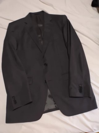 Traje de caballero gris con pantalón de vuelta