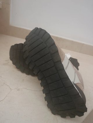Deportivas beige y blancas talla 38. Marca Corina.
