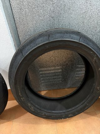 4 Neumáticos de moto deportivos usados.