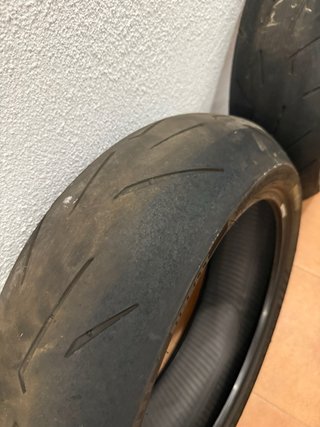 4 Neumáticos de moto deportivos usados.