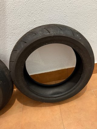 4 Neumáticos de moto deportivos usados.