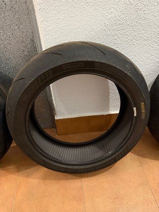 4 Neumáticos de moto deportivos usados.