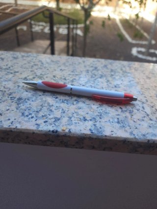 Bolígrafo retráctil blanco y rojo