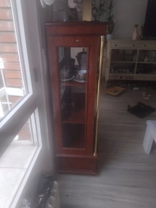 Vitrina de madera y cristal