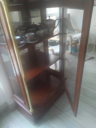 Vitrina de madera y cristal