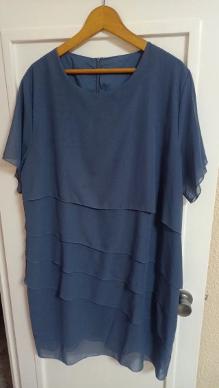 Vestido de gasa azul con volantes