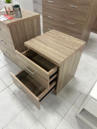 Mesita de noche de madera con cajones