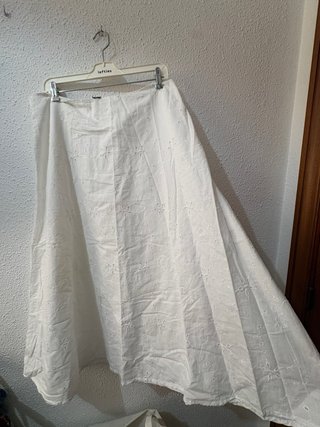 Falda blanca bordada Lefties