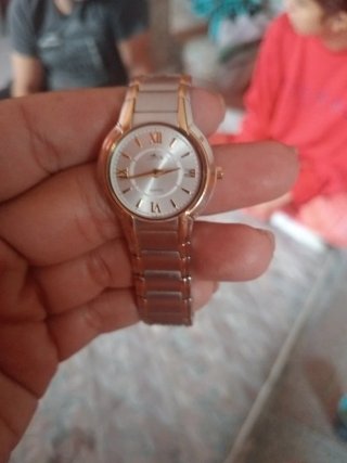 Reloj de pulsera dorado y plateado