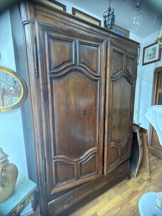 Armario de madera antiguo