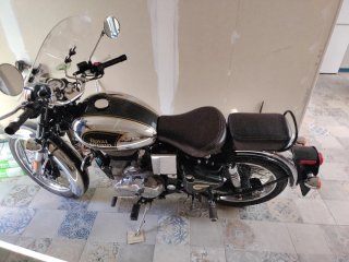 Royal Enfield Clásica Beige/Negra