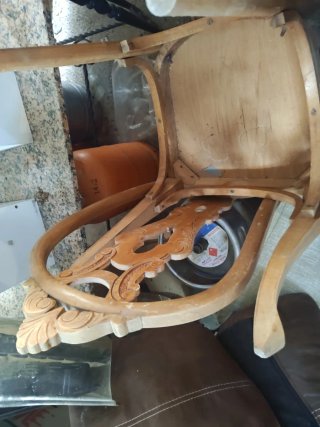 Silla de madera tallada