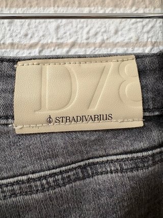 1Pantalones vaqueros Stradivarius grises talla 42