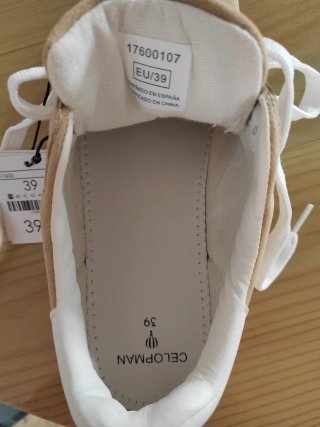 Zapatillas deportivas beige y blancas