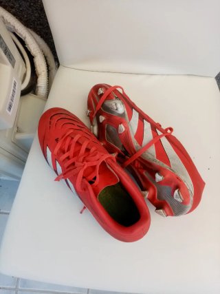 Zapatillas de fútbol Adidas Rojas y Plateadas