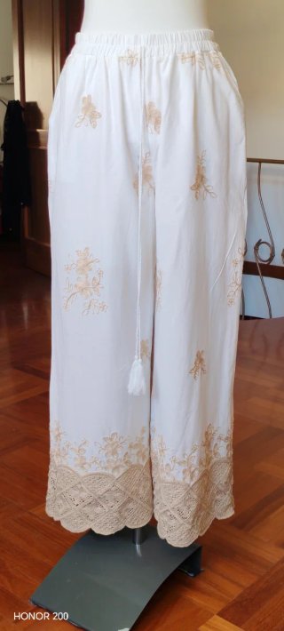 Pantaloni donna bianchi ricamati oro