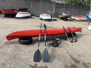 Piragua roja, fibra de carbono con remos y carrito