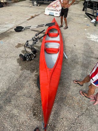 Piragua roja, fibra de carbono con remos y carrito
