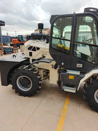 Carretilla 4x4 3.5 Tn.