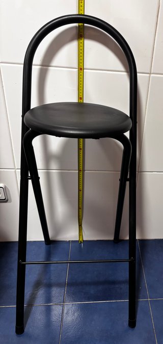 Taburete alto plegable negro con respaldo