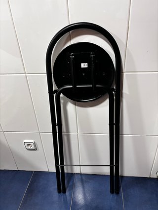 Taburete alto plegable negro con respaldo