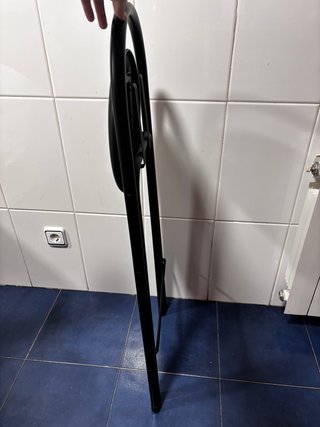 Taburete alto plegable negro con respaldo