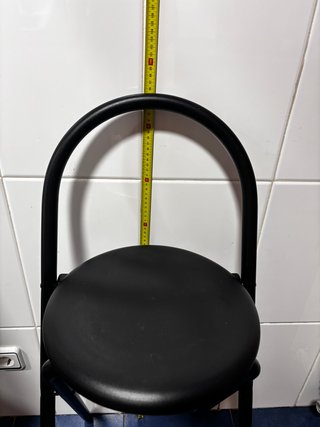 Taburete alto plegable negro con respaldo