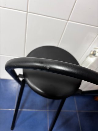 Taburete alto plegable negro con respaldo