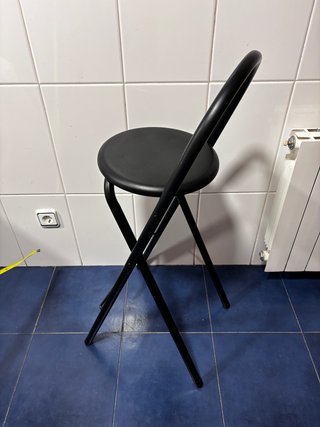 Taburete alto plegable negro con respaldo