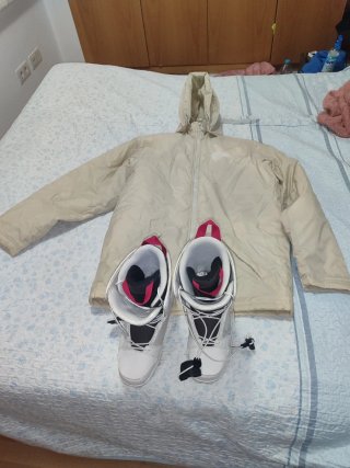 Chaqueta y botas de nieve